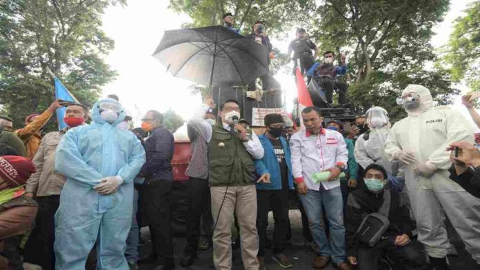 Gubernur Jabar Temui Demonstran, Surati Presiden Tolak Omnibus Law