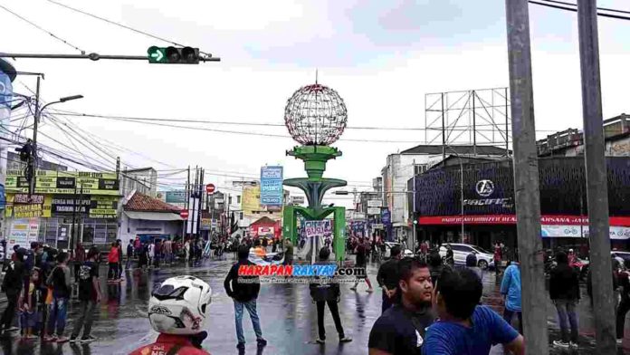 Aksi massa tolak Omnibus Law dan eksploitasi alam di Kota Tasikmalaya, Jawa Barat, blokade perempatan Jalan HZ Mustofa, Selasa (27/10/2020). Foto: Apip Wilianto/HR.