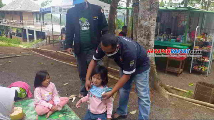 Karta Cijeungjing Bagikan Masker ke Pengunjung Obwis di Ciamis