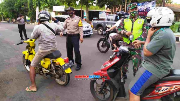 Operasi Yustisi penegakan prokes, petugas gabungan TNI-Polri di Ciamis gencar sosialisasikan 3M. Foto: Fahmi Albartiansyah/HR.