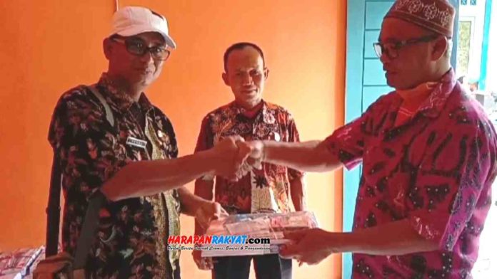 PGRI Kecamatan Padaherang membagikan buku pelajaran kepada 10 Korwil (koordinator wilayah) Pendidikan Kecamatan Padaherang, Kabupaten Pangandaran. Foto: Entang SR/HR.