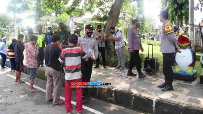 Pemda Pangandaran berlakukan test rapid bagi setiap wisatawan yang berkunjung ke kawasan obyek wisata. Foto: Madlani/HR.