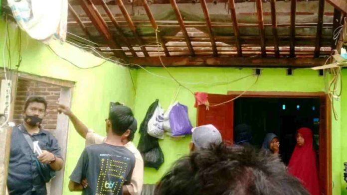 Saat memperbaiki atap rumah milik orang tuanya, seorang pemuda tewas tersengat listrik. Foto: Istimewa.