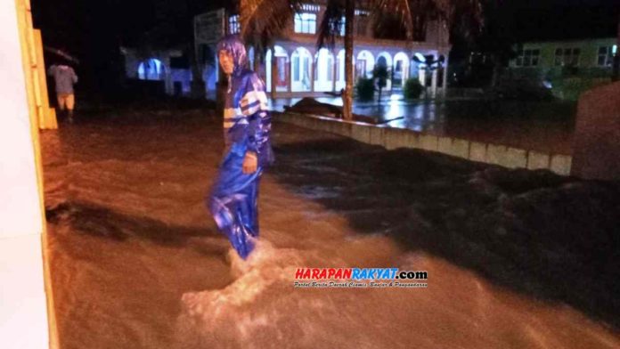 Satu kampung dikepung banjir di Kota Tasikmalaya, Jawa Barat, akibat hujan yang mengguyur sejak Sabtu (31/10/2020) siang hingga malam ini. Foto: Apip Wilianto/HR.