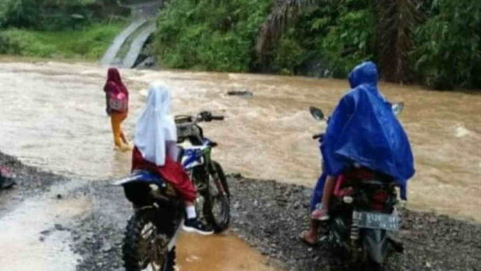 Tak Ada Jembatan, Siswa dan Warga Ciparakan Pangandaran Terpaksa Melintasi Sungai