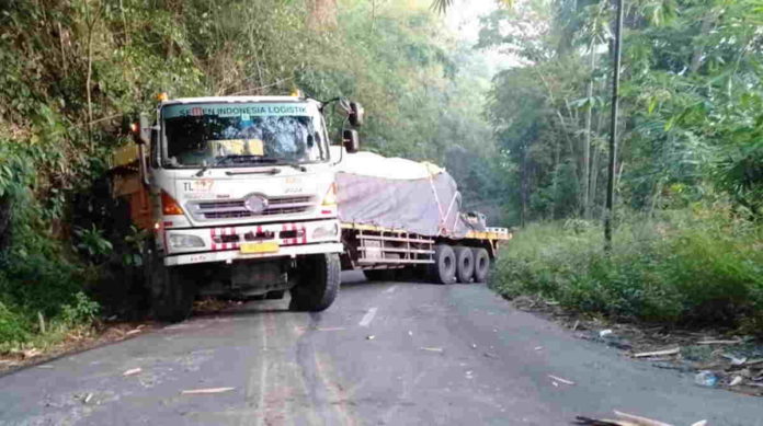 Tak Kuat Nanjak, Truk Trailer Melintang di Tanjakan Salawe Ciamis