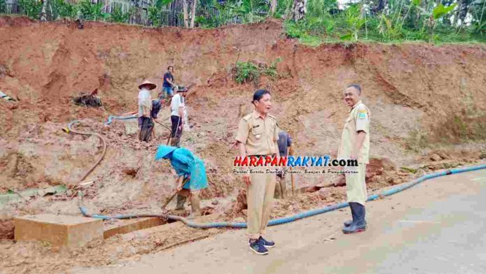 Tanah Longsor Tutup Jalan Raya Cibatu-Ciwilis Pangandaran