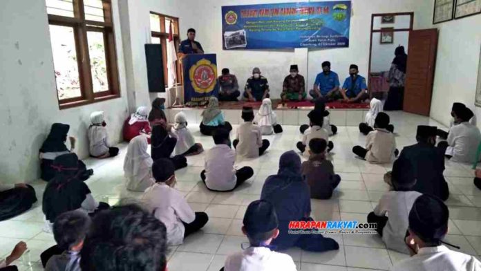 Baksos Karang Taruna Parungponteng, Kabupaten Tasikmalaya, Jawa Barat, menyantuni 50 anak yatim. Foto: Apip Wilianto/HR.