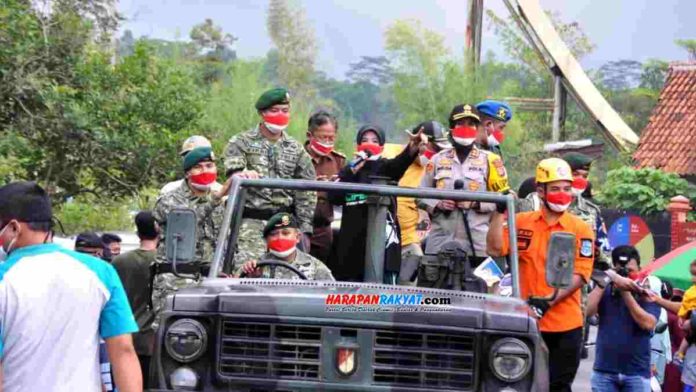 Ketua Satgas Percepatan Penanganan Covid-19 Kota Banjar Hj. Ade Uu Sukaesih. saat woro-woro prokes dan pembagian masker bersama Raider 323/BP Kostrad, dan Kapolres Banjar. Foto: Muhlisin/HR.