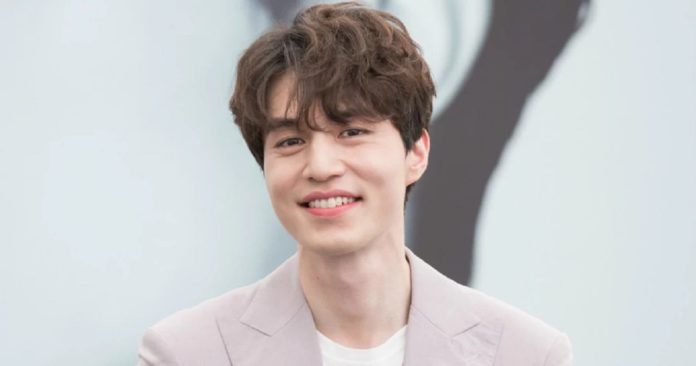 13. Profil Lee Dong Wook Tengah Rayakan Anniversery Debut