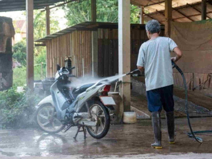 Cuci Motor Setelah Hujan, Jangan Malas Agar tidak Merusak Komponen