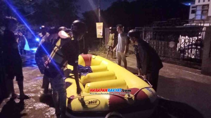 Banjir di Cigatang Hilir Kota Tasikmalaya, para pemuda setempat siapkan perahu karet. Foto: Apip Wilianto/HR.