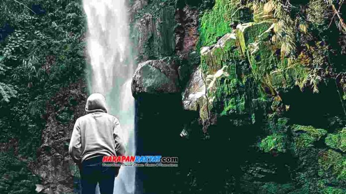 Curug Badak di Tasikmalaya, Jawa Barat, memiliki keindahan alam yang mampu menyejukan mata pengunjung. Foto: Apip Wilianto/HR.