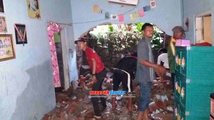 Dinding rumah warga Kota Banjar, Jawa Barat, jebol akibat hujan deras dan angin kencang yang terjadi pada Jum’at (13/11/2020) sore tadi. Foto: Muhlisin/HR.