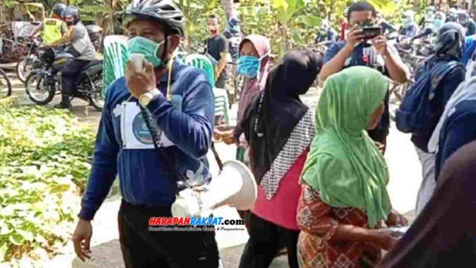 Hari Kesehatan Nasional ke-56, tim medis di Pangandaran bagikan ribuan masker. Foto: Entang SR/HR.