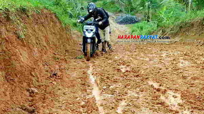 Lintasi Jalan Rusak Parah, Begini Perjuangan Guru di Cigugur Pangandaran