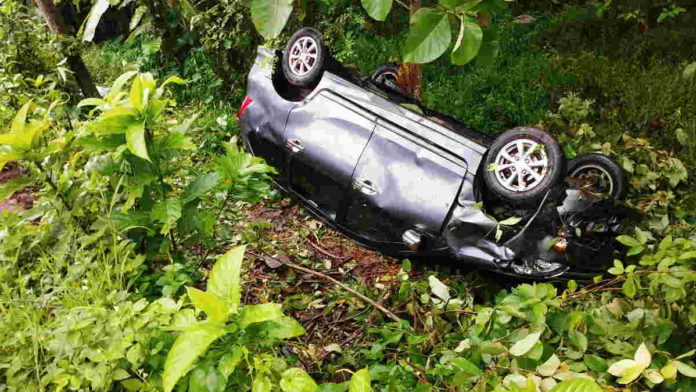 Mobil Avanza Terbalik dan Masuk Kebun Warga Pamarican Ciamis