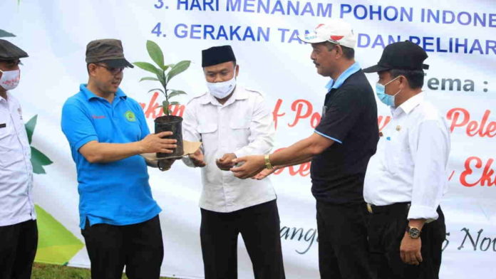 Peduli Lingkungan, Kemenag Pangandaran Launching Gerakan Wakaf Pohon