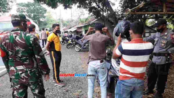 Pendisiplinan warga saat pandemi, Polsek Pataruman, Resort Banjar, Polda Jabar, membagikan masker gratis kepada masyarakat melintas di Jalan Raya Batulawang, Desa Sukamukti, Kecamatan Pataruman, Kota Banjar. Foto: Hendra Irawan/HR.