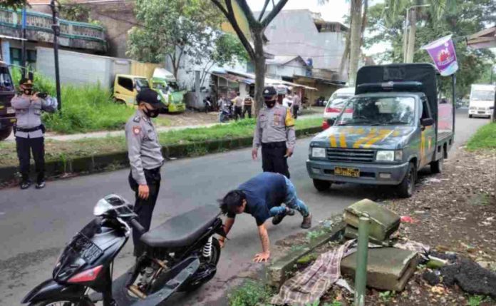 Polsek Mangkubumi Tasikmalaya Tegur Warga tak Pakai Masker