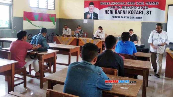 Reses Wakil Ketua DPRD Ciamis di masa pandemi ini hanya dihadiri 25 orang, dengan menerapkan protokol kesehatan. Foto: Eli Suherli/HR.