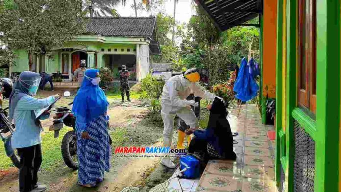 Swab test ke daerah terpencil di wilayah Kecamatan Cigugur, Kabupaten Pangandaran, Jawa Barat, tim medis dari Puskesmas Cigugur menemukan warga dengan hasil test positif Covid-19. Foto: Entang SR/HR.