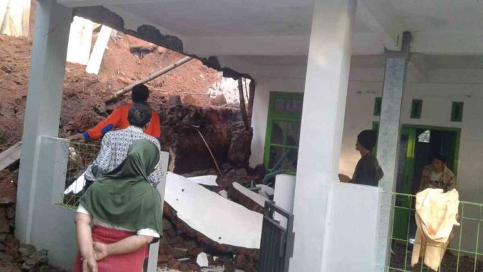 Tebing Setinggi 5 Meter Longsor Jebol Tembok Mushola di Ciamis