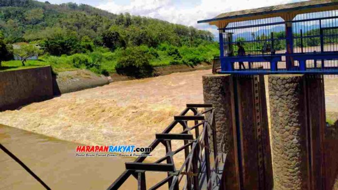 Tinggi muka air sungai Citanduy di Bendungan Dobo, Patauran, Kota Banjar, mulai naik. Foto: Muhlisin/HR.