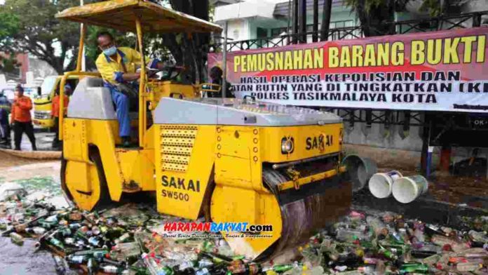 Akhiri tahun 2020, Polres Tasikmalaya Kota musnahkan ribuan botol miras. Foto: Apip Wilianto/HR.