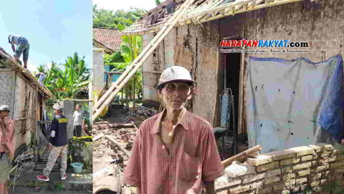 Ansor Banjaranyar Ciamis Bantu Perbaiki Atap Rumah Kakek Tua yang Ambrol