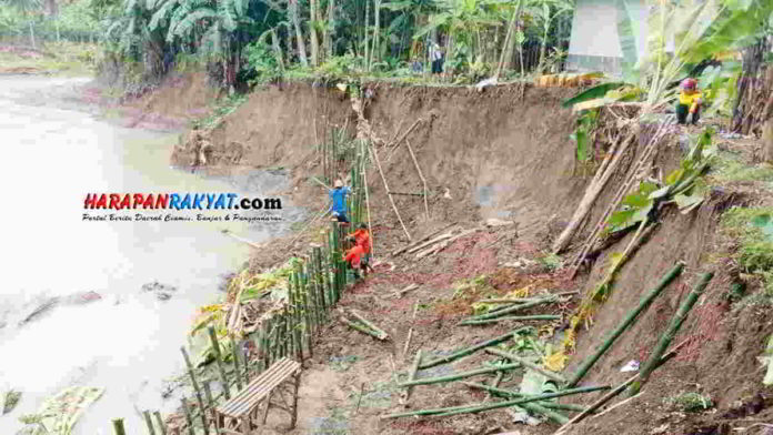 Ansor dan Banser Banjaranyar Ciamis Bantu Warga yang Rumahnya Nyaris Terseret Longsor