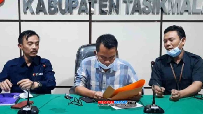 Bawaslu Kabupaten Tasikmalaya, Jawa Barat, menyampaikan bahwa pasangan calon nomor urut 2 dalam Pilkada Kabupaten Tasikmalaya melanggar administrasi. Foto: Apip Wilianto/HR.