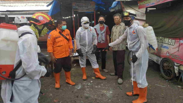 DKUKMP Ciamis Lakukan Penyemprotan Disinfektan ke Pasar Pemda