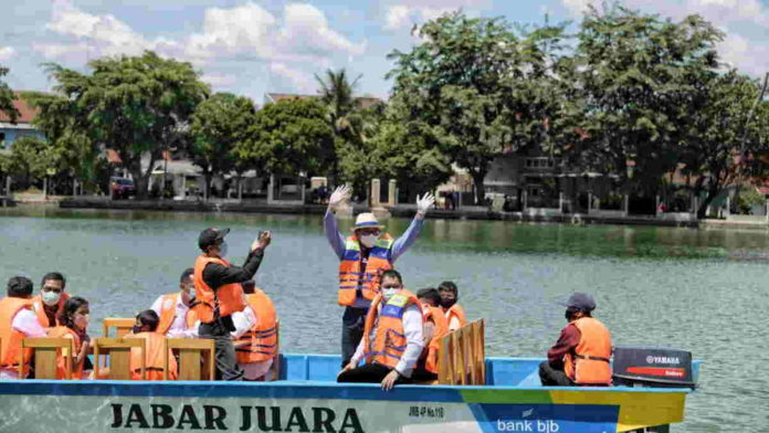 Gubernur Jabar Hibahkan Perahu Wisata untuk Situ Rawa Besar Depok