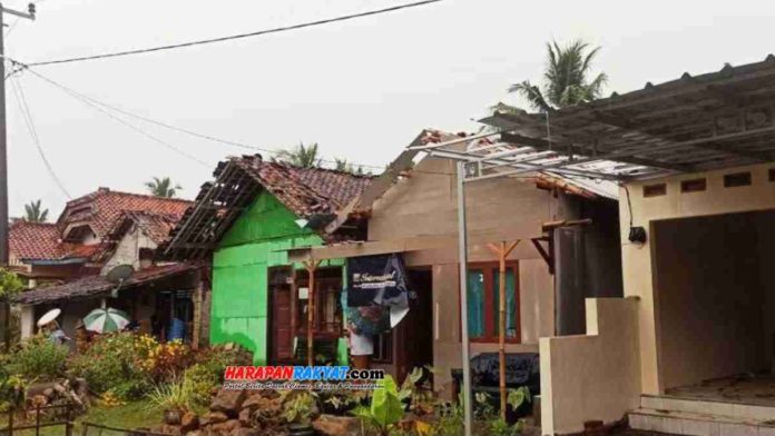 Hujan angin di Lakbok, Kabupaten Ciamis, Jawa Barat yang terjadi pada Selasa (29/12/2020) sore, mengakibatkan beberapa atap rumah warga Desa Cintajaya, Kecamatan Lakbok, mengalami kerusakan. Foto: Suherman/HR.