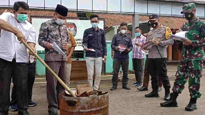 Jelang Pencoblosan, KPU Pangandaran Bakar Surat Suara yang Rusak