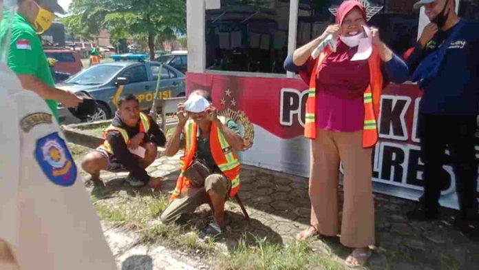 Kedapatan Tak Pakai Masker, Warga Ciamis Disuruh Bersihkan Taman