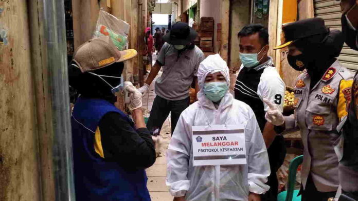 Langgar Prokes, Pedagang Pasar Banjar Dihukum Mengenakan APD