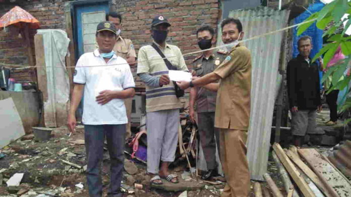 Lurah Cigantang Tasikmalaya Bantu Korban Rumah Ambruk