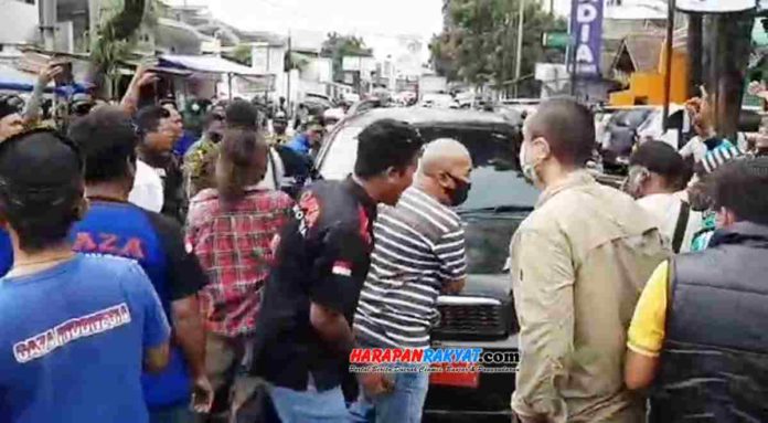 Massa pendukung paslon 04 geruduk Kantor KPU Kabupaten Tasikmalaya, Jawa Barat, Kamis (10/12/2020). Foto: Apip Wilianto/HR.