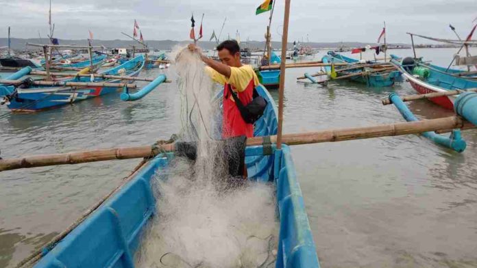 Perahu Nelayan Tertambat Pangandaran