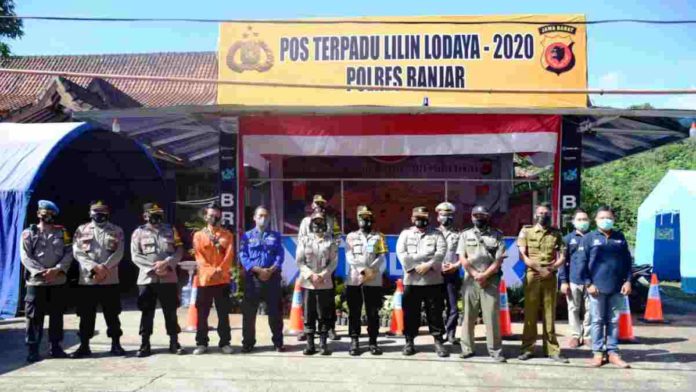 Pengecekan Pos Pengamanan terpadu dan penyampaian Maklumat Kapolri oleh Kapolres Banjar di Pos Terpadu Cipadung dalam Operasi Lilin Lodaya 2020. Foto: Istimewa