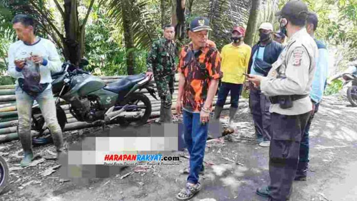 Evakuasi seorang pengunjung Curug Batu Black Tasikmalaya, yang tewas tenggalam saat berenang di area curug, Kamis (24/12/2020). Foto: Apip Wilianto/HR.