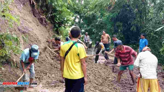 Tebing longsor tutup jalan penghubung antar dusun di Desa Pasirnagara, Kecamatan Pamarican, Kabupaten Ciamis. Foto: Suherman/HR.