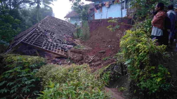 Tertimpa Longsor, Rumah Panggung di Tasikmalaya Rata dengan Tanah