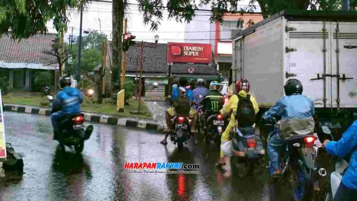 Traffic light perempatan RCA lama Kota Banjar rrror, pengendara kebingungan. Foto: Muhlisin/HR