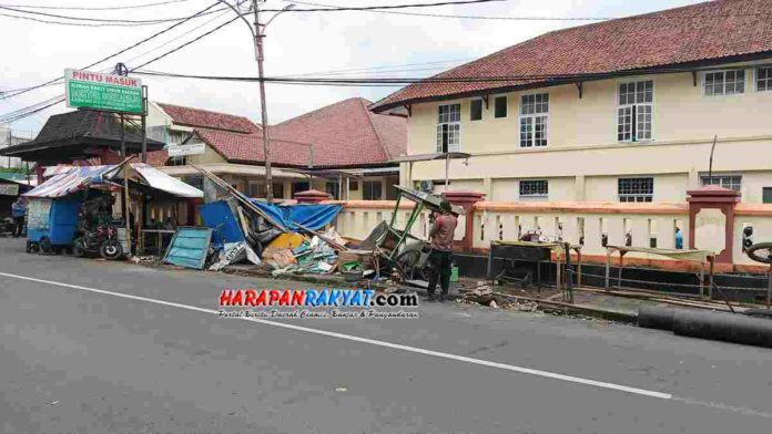 4 Roda PKL di Depan RSU Kota Tasikmalaya Hancur Tertabrak Mobil