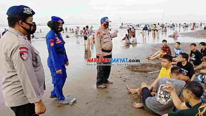 Anggota Polair Edukasi Prokes ke Ribuan Wisatawan di Pangandaran