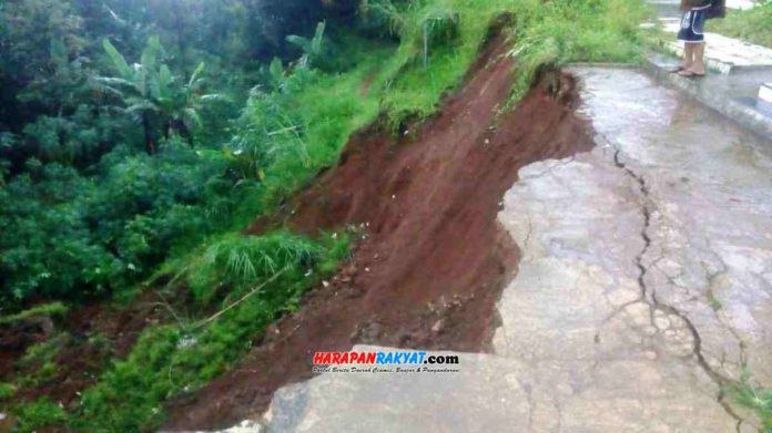 Dampak bencana longsor TPT di Dusun Cimara, Desa Cibeureum, Kecamatan Sukamantri, Kabupaten Ciamis, mengakibatkan akses jalan tak bisa dilewati kendaraan roda empat. Foto: Edji Darsono/HR.