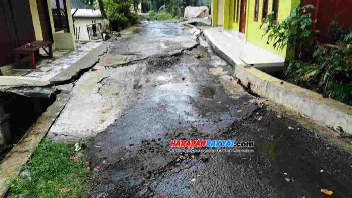 Dampak pergerakan tanah di Kawali, Kabupaten Ciamis, jalan amblas dan rumah rusak. Foto: Edji Darsono/HR.